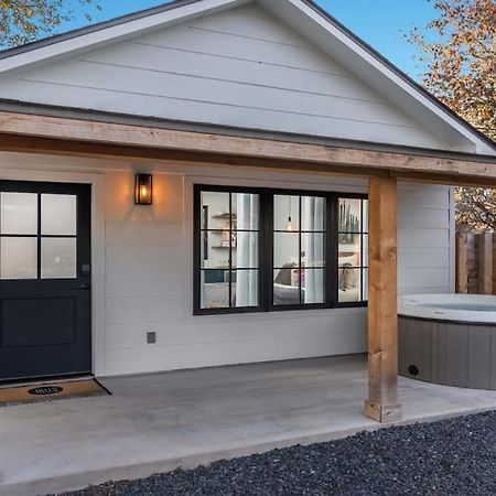 Alley Kat Guesthouse With Private Hot Tub フレデリックスバーグ エクステリア 写真