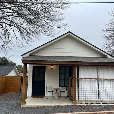 Alley Kat Guesthouse With Private Hot Tub フレデリックスバーグ エクステリア 写真