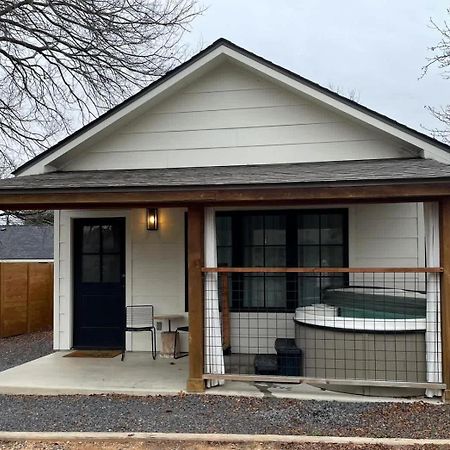 Alley Kat Guesthouse With Private Hot Tub フレデリックスバーグ エクステリア 写真