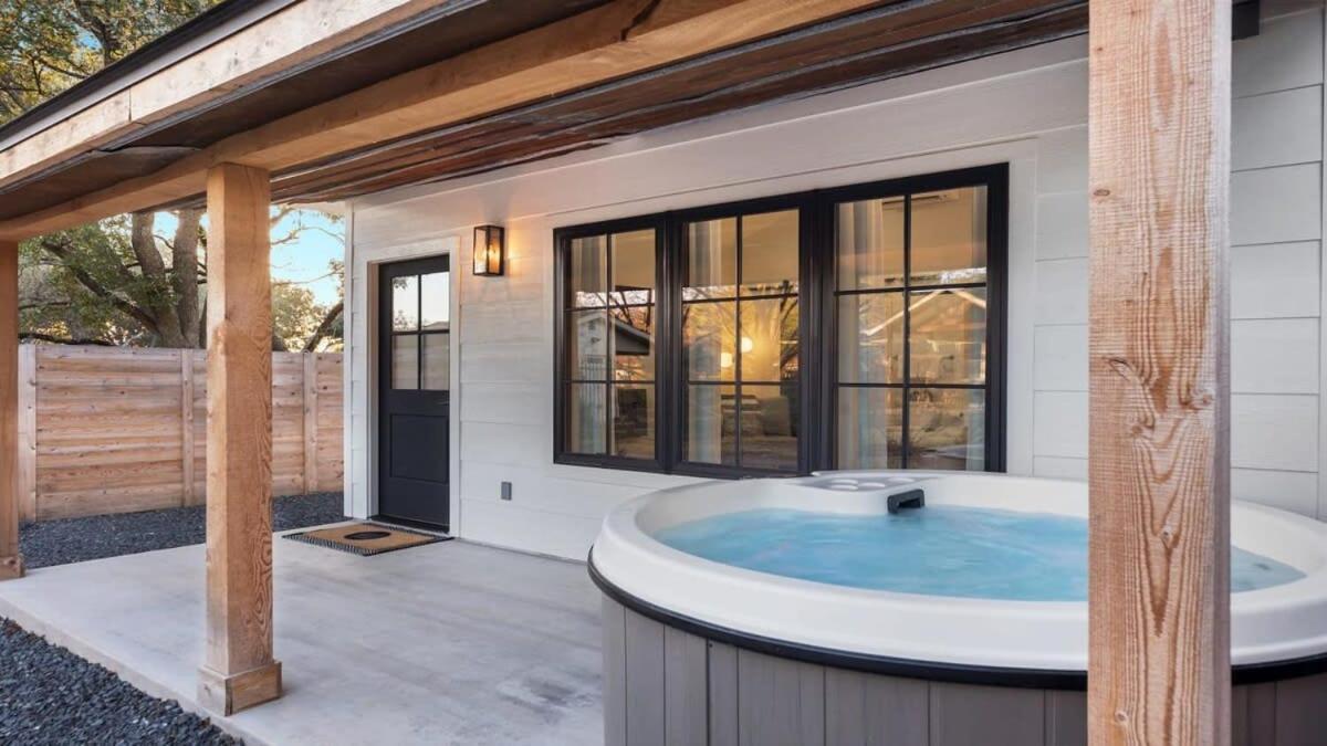 Alley Kat Guesthouse With Private Hot Tub フレデリックスバーグ エクステリア 写真