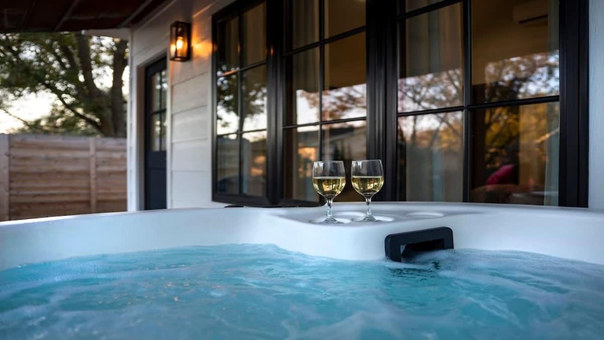 Alley Kat Guesthouse With Private Hot Tub フレデリックスバーグ エクステリア 写真