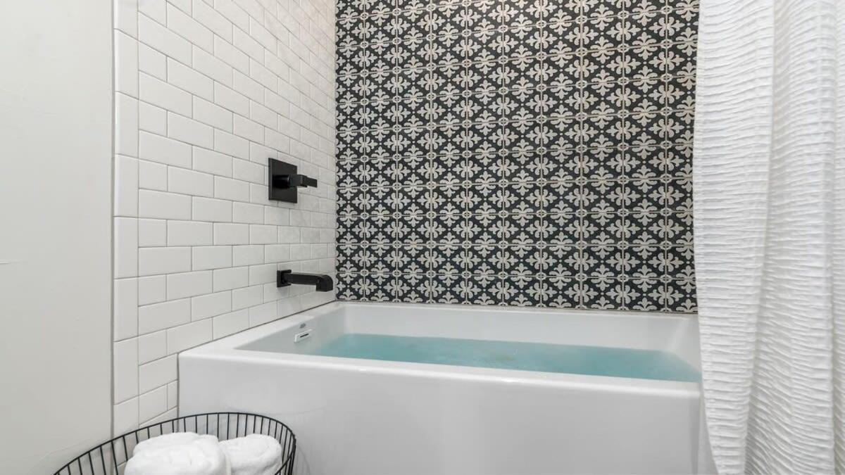 Alley Kat Guesthouse With Private Hot Tub フレデリックスバーグ エクステリア 写真