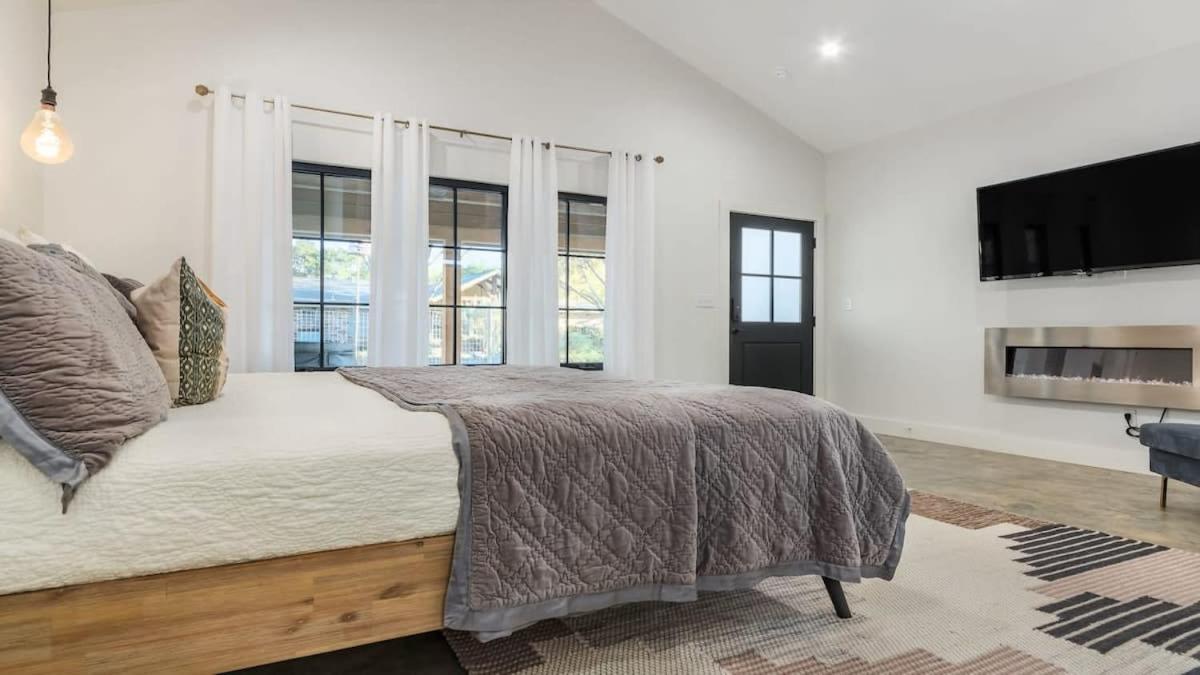 Alley Kat Guesthouse With Private Hot Tub フレデリックスバーグ エクステリア 写真