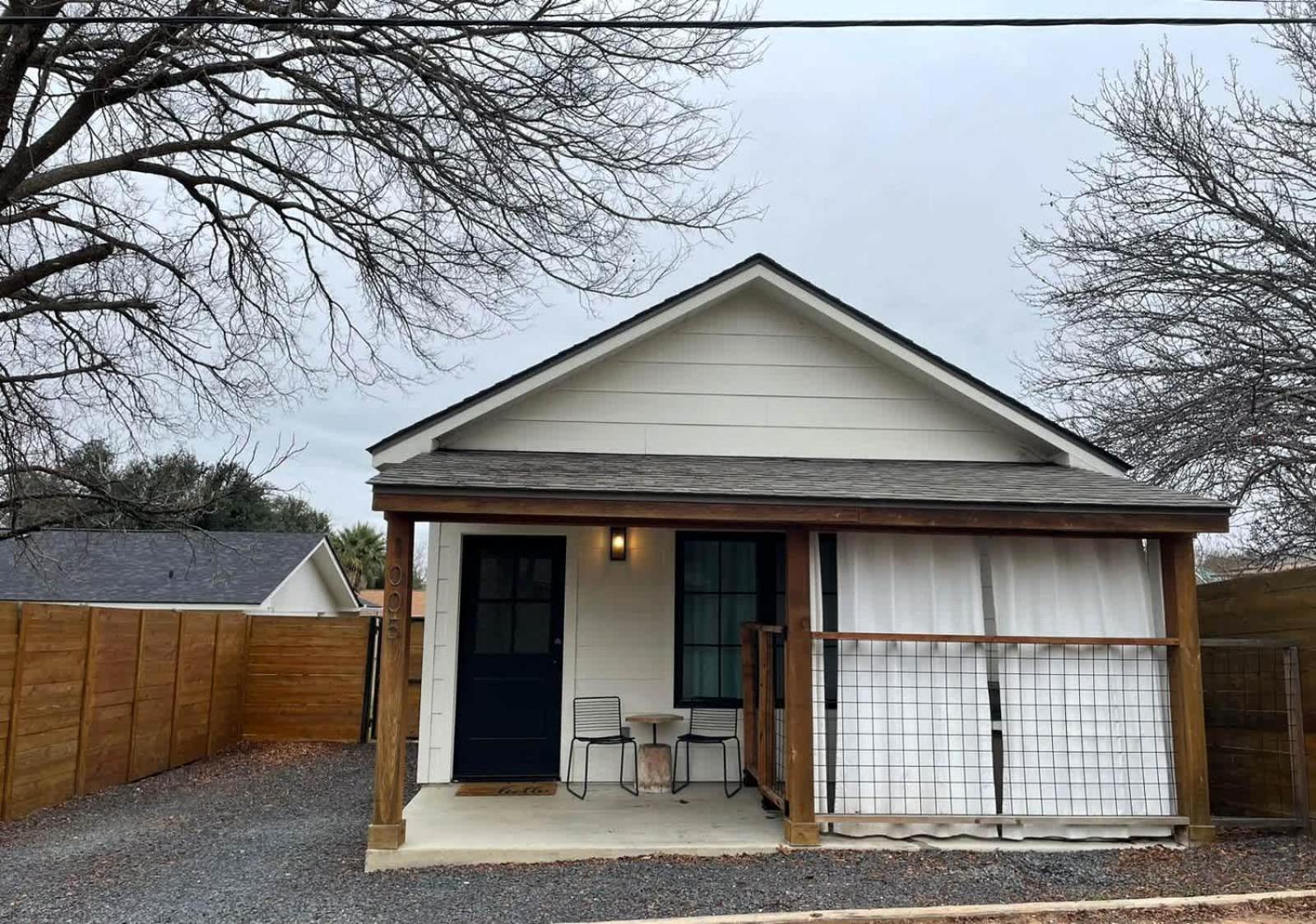 Alley Kat Guesthouse With Private Hot Tub フレデリックスバーグ エクステリア 写真