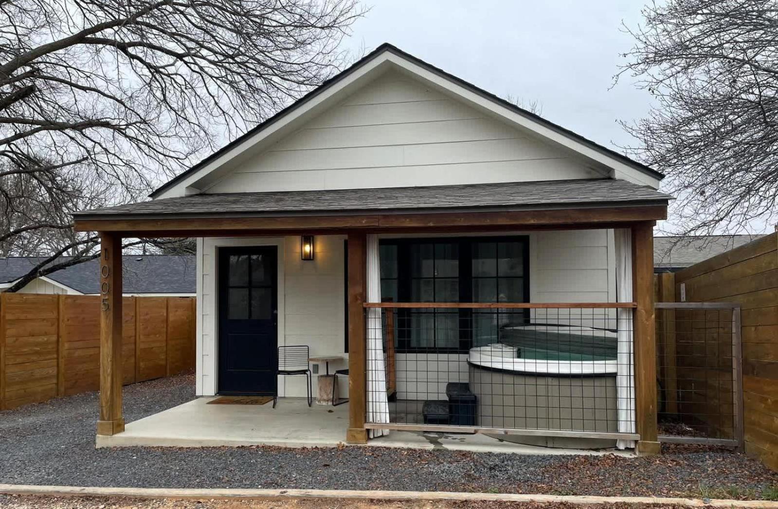 Alley Kat Guesthouse With Private Hot Tub フレデリックスバーグ エクステリア 写真
